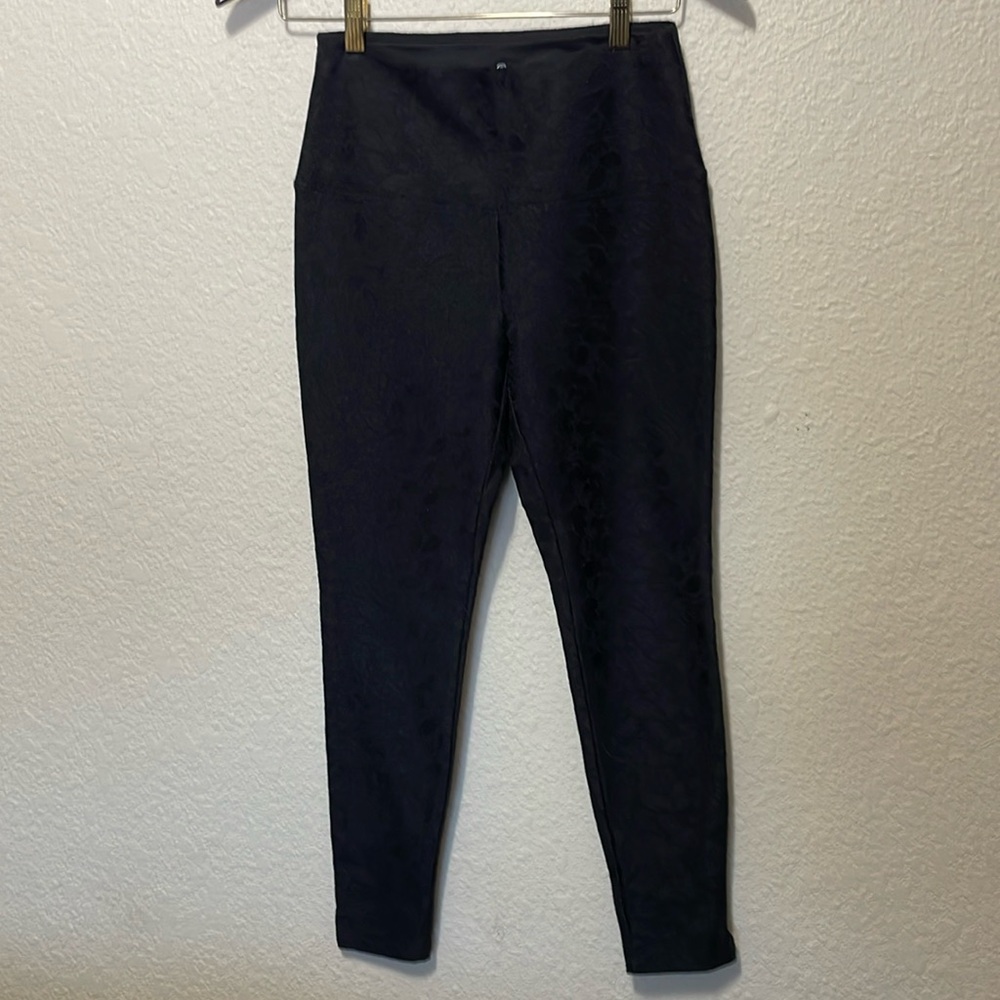 Lysse Women's Black Lace Print Leggings. Excellent Condition. Size S.